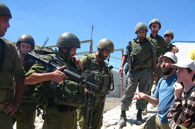 Deux civils israéliens ayant bravé l'interdiction qui leur est faite de se rendre dans les territoires palestiniens occupés sont interpellés par des soldats.