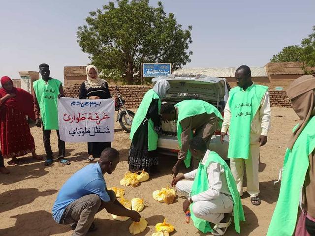 Photo montrant des bénévoles qui organisent une distribution de nourriture