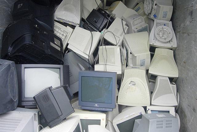 Amoncellement de vieux ordinateurs dans l'attente d'être recyclés