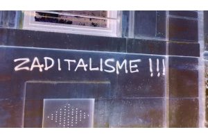 Un mur sur lequel se trouve un graffiti qui dit: "zaditalisme!!!"