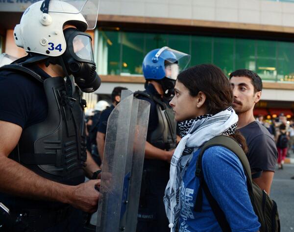 Face à face entre un policier et une manifestante