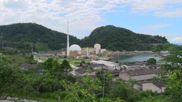 Le réacteur nucélaire Angra 2, situé entre les montagnes et la mer