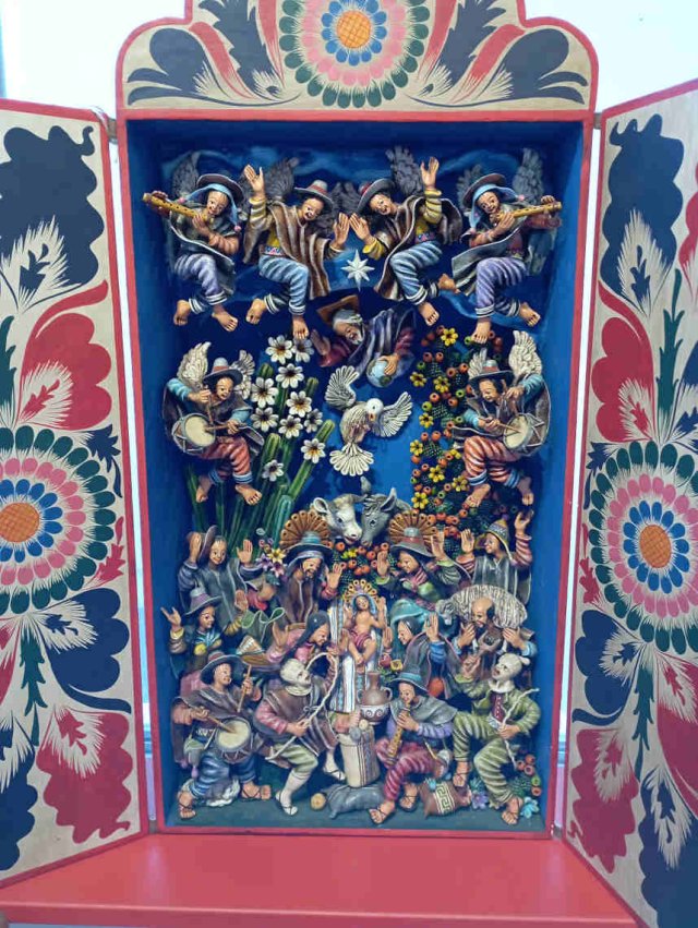 Photo d'un "retablo" qui met en scène des moments de la vie populaire à Ayacucho.